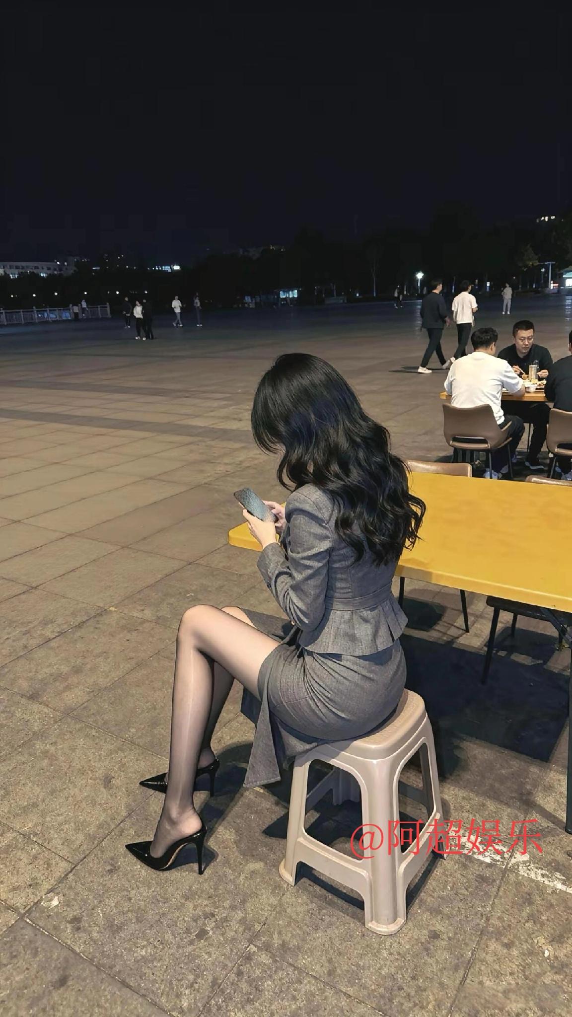 一看就是金融人士下班了