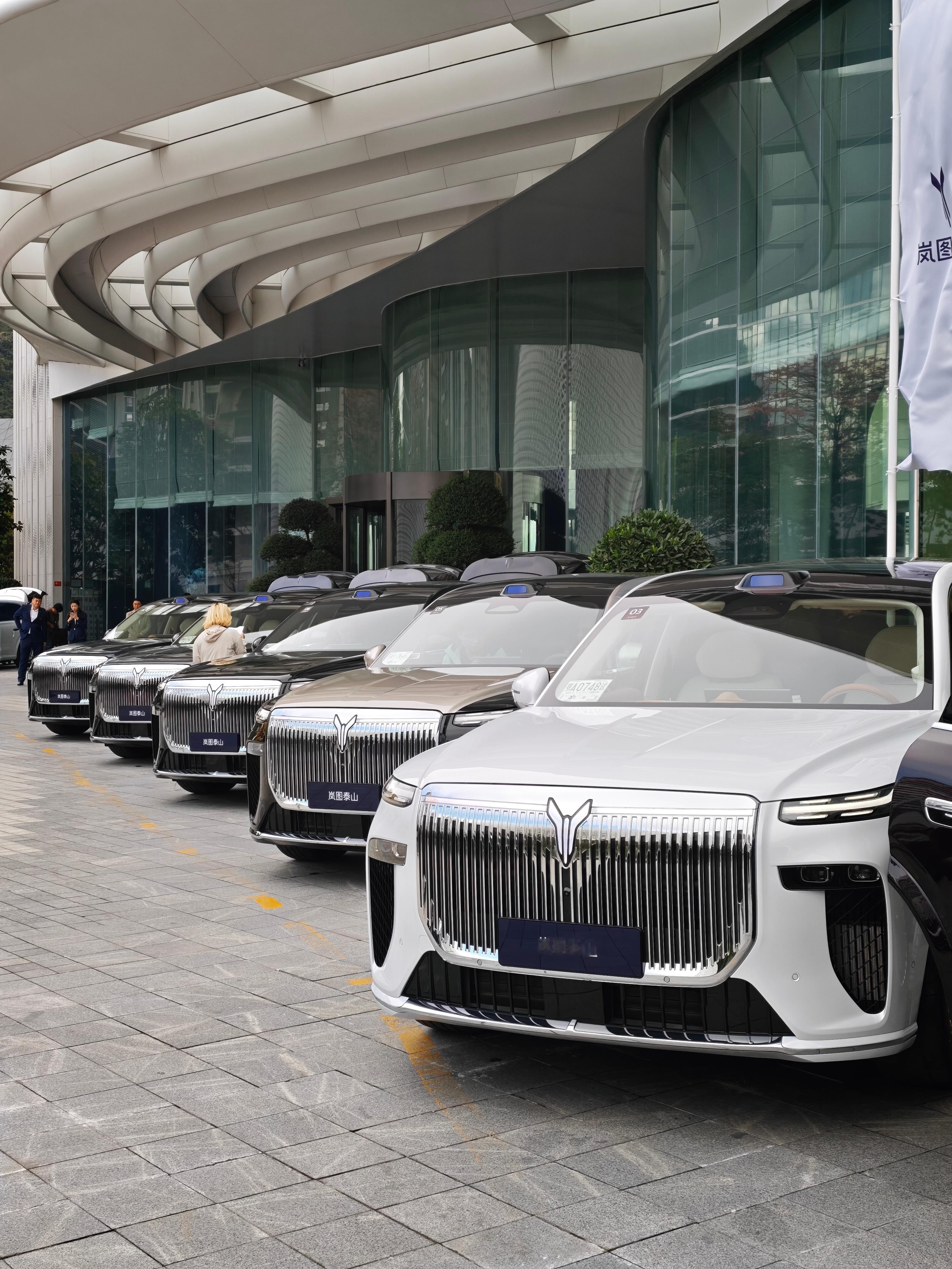 来试驾 ，第一次见白色的，说真的这一排大嘴往这一停，感觉我来出席中非国际论坛了 