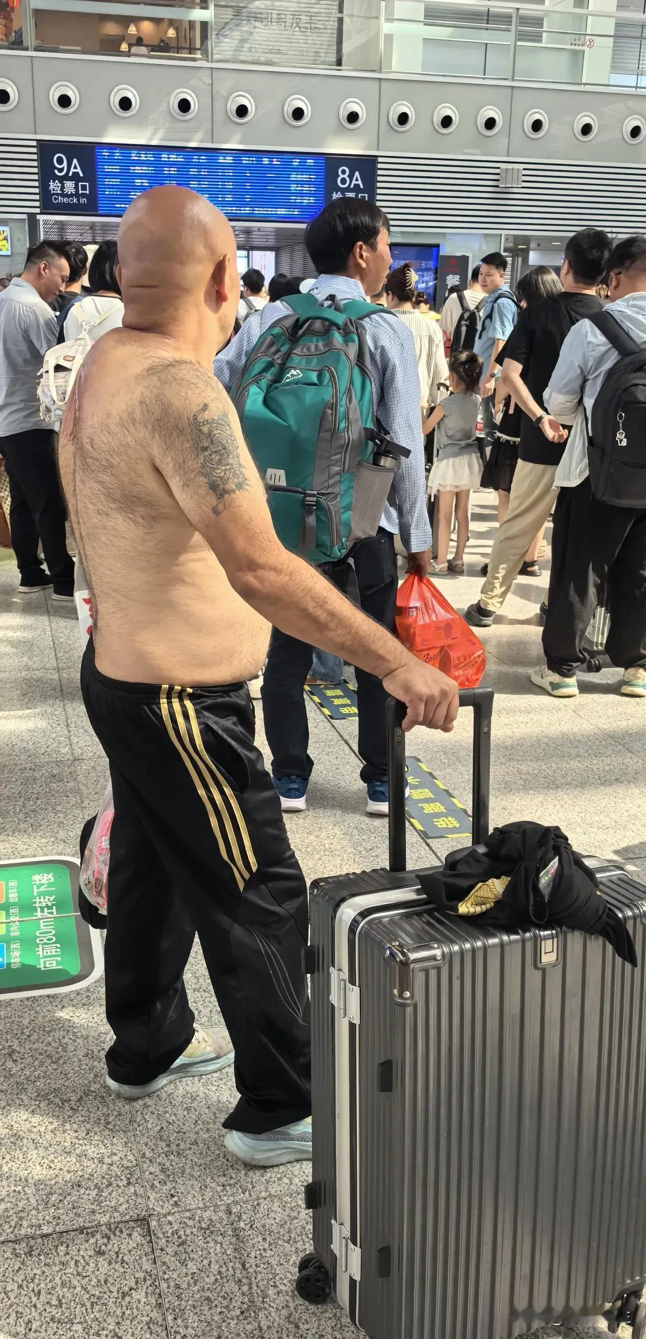 是为了显示你刀疤，还是为了显示你纹身？
​
​
​网友就评论说：
​1，虽然没有
