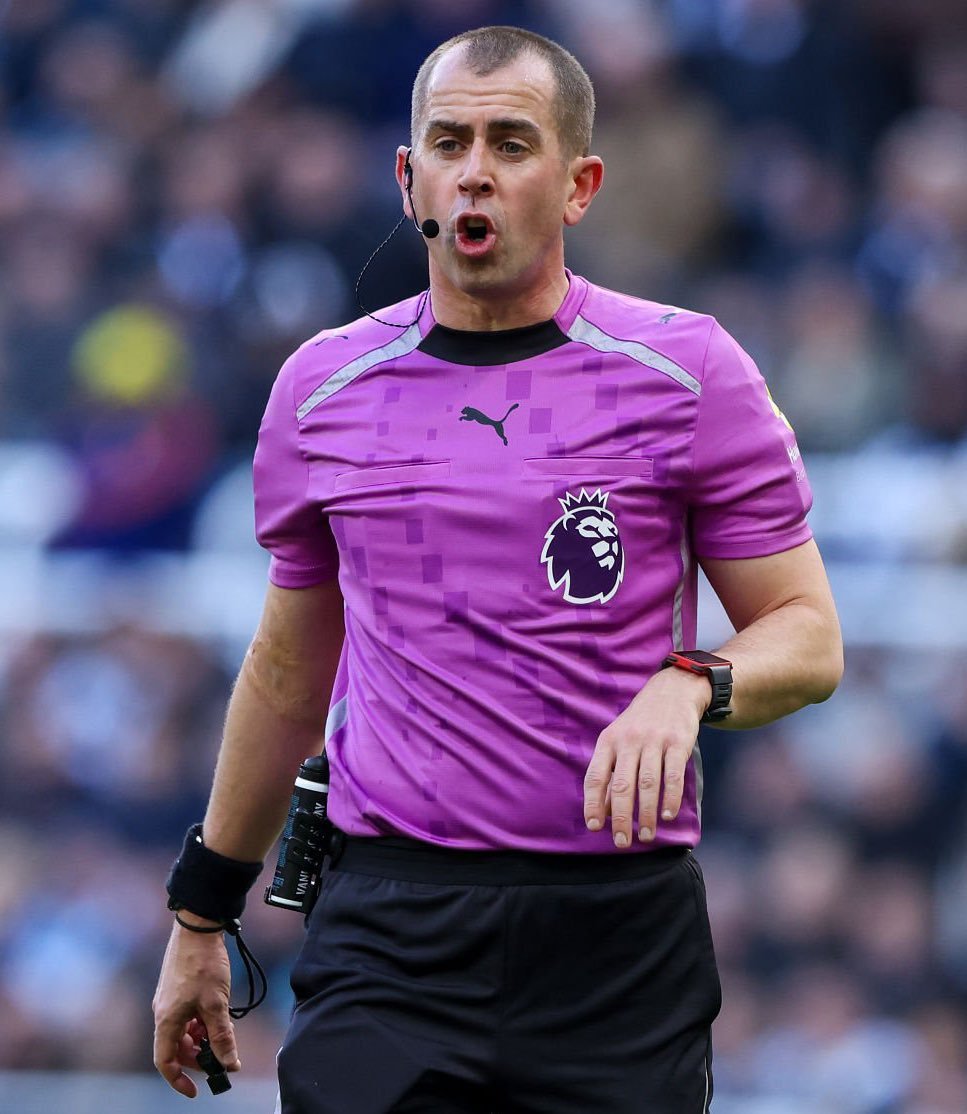 已确认：彼得·班克斯将担任周日北伦敦德比 热刺对阵阿森纳的主裁判。达伦·英格兰将