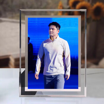 樊振东小卡已经进化成这样了吗谁懂啊！从赛场上挥拍的瞬间到小卡里定格的温柔，樊振东