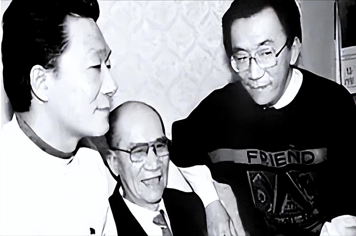 1950年，北京西四胡同，侯宝林关上家门，坐在老旧藤椅上，面对三个流泪的女人，他
