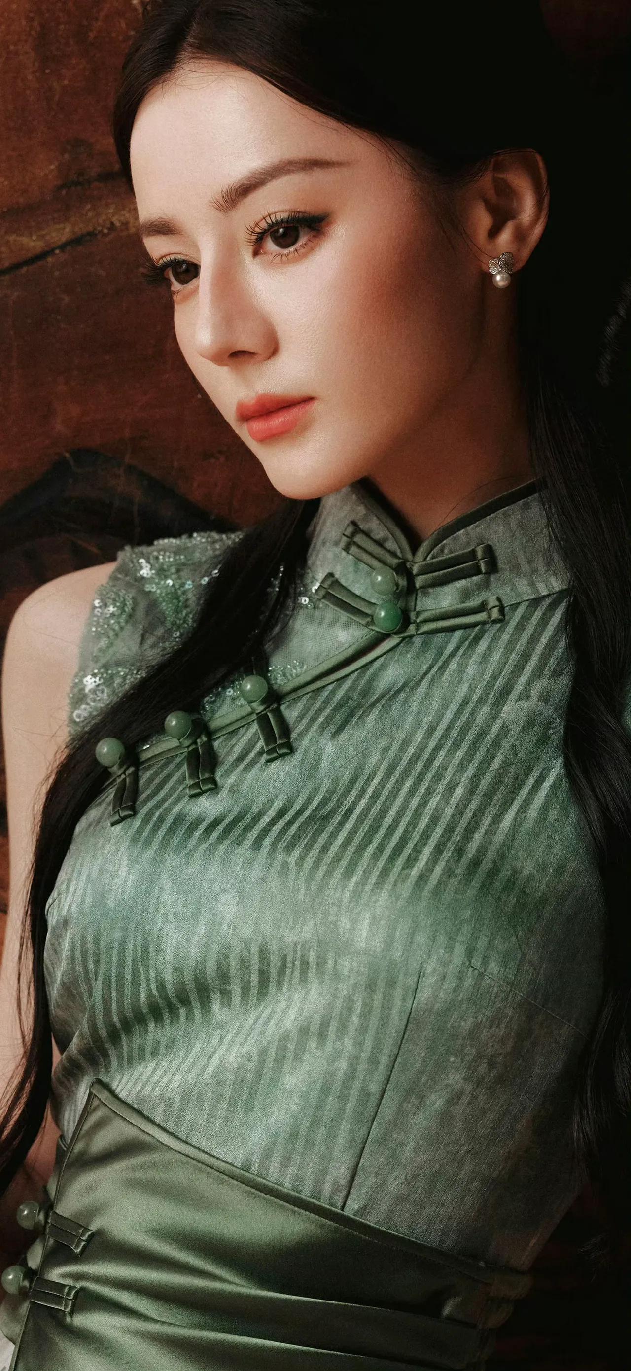 美女壁纸～迪丽热巴，青衫雅韵，东方佳人
 一袭青绿色改良旗袍，勾勒出东方女子的温