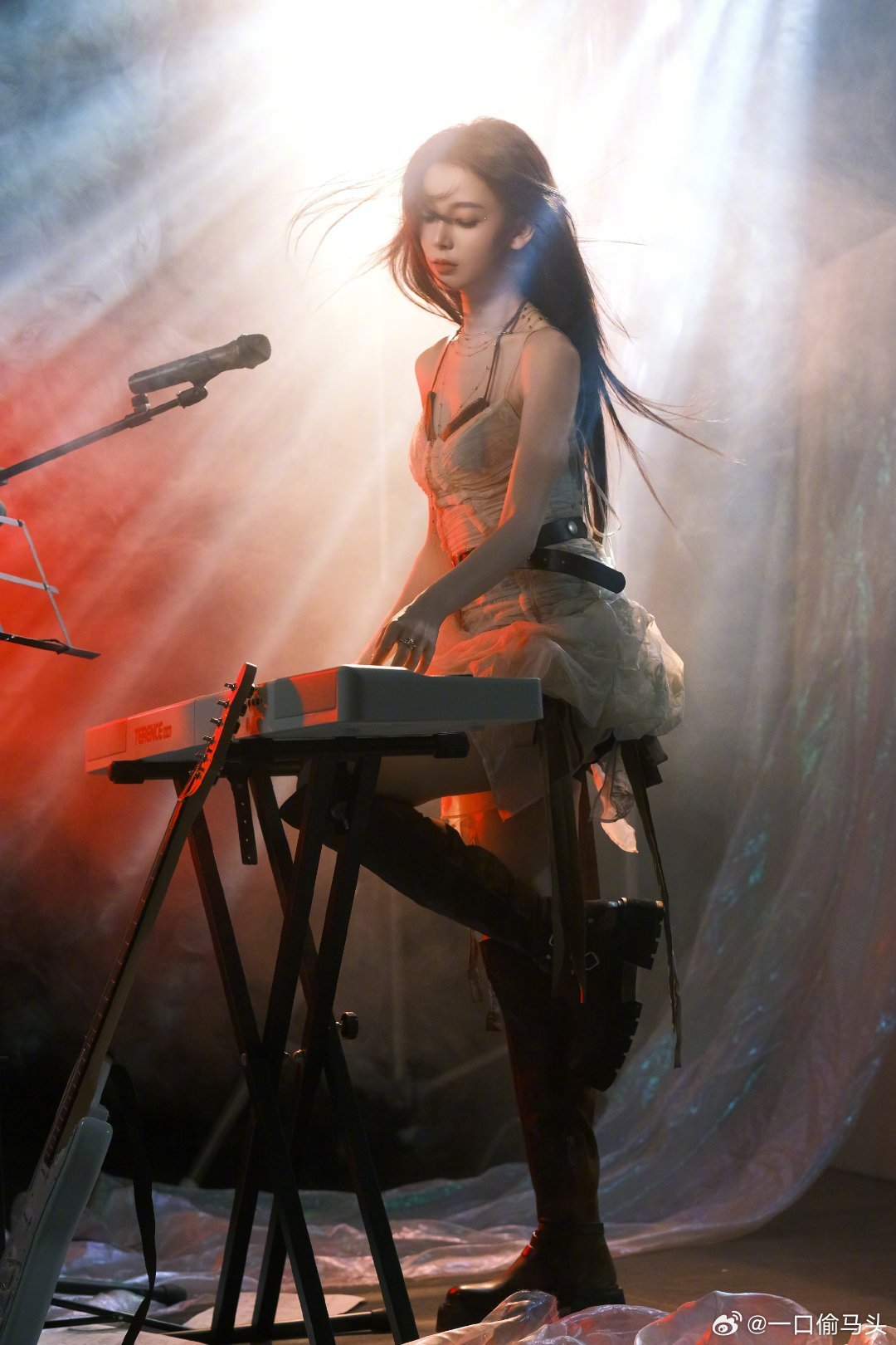 陈瑶好甜舞台上气场全开，唱跳功底扎实，动作丝滑不拖沓，嗓音自带氛围感，专业度拉满