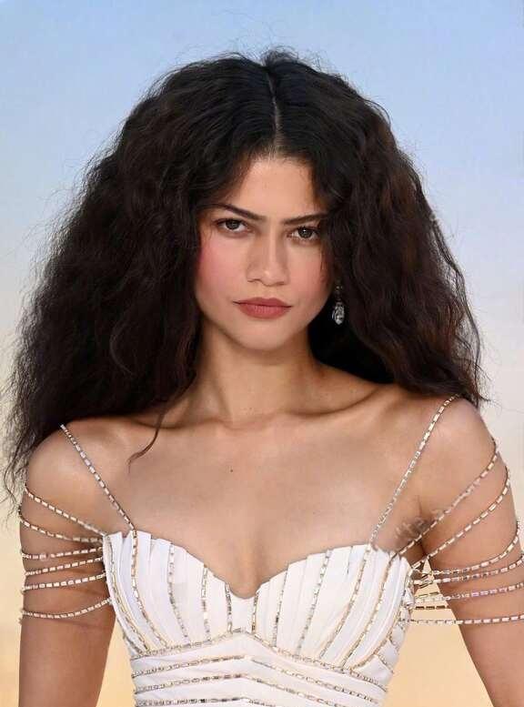 美丽速递放送！美得像迪士尼女主一样！
Zendaya这次妆容和前几日完全不一样啦