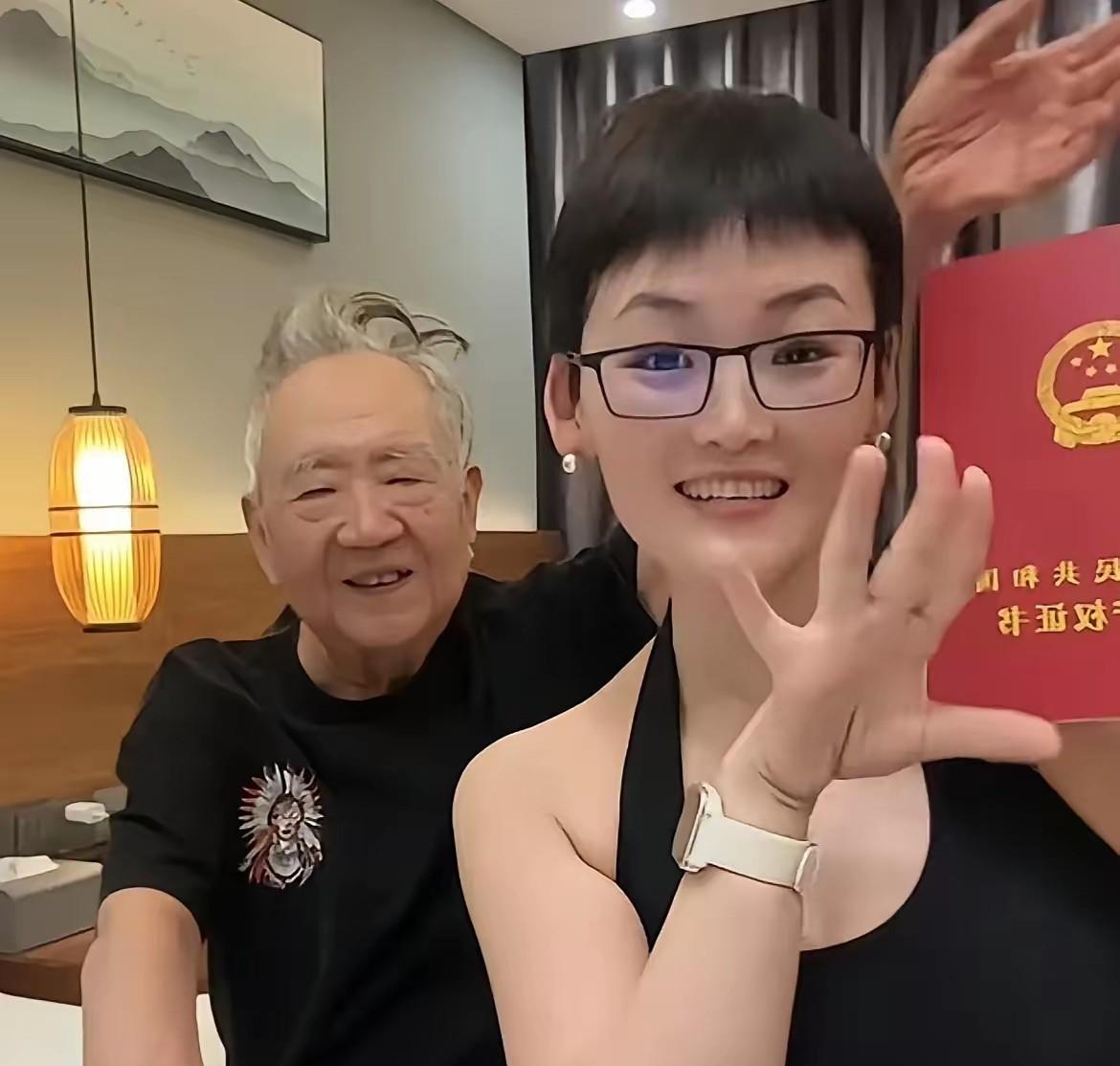 镜头里三喜举着红色房产证，身旁坐着80岁的张伯金，这一幕最近引来不少讨论。
 