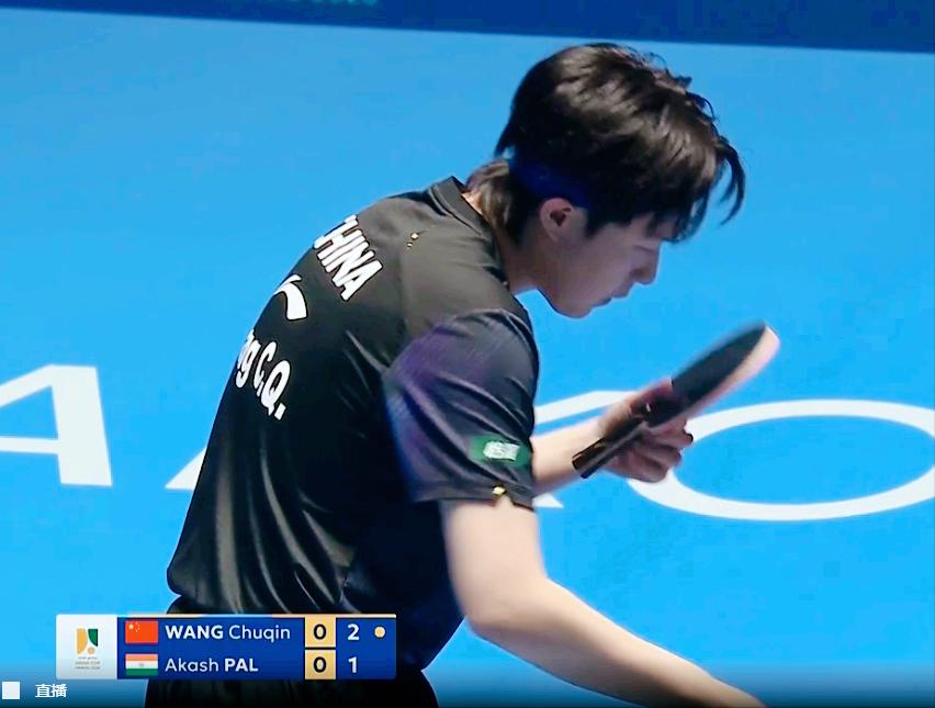 现场球迷，快把王楚钦气坏了！

王楚钦发球，
现场球迷喊加油，
我看王楚钦犹豫了