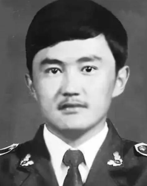 1994年，新疆富蕴县的哈萨克族民警赛尔江吃完晚饭，看着妻子突然说了句“你今天做