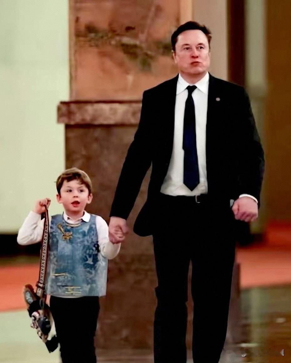 今天北京最亮的一抹色彩
马斯克6岁幼子
身穿一席浅蓝色的新中式盘扣刺绣上衣
民族