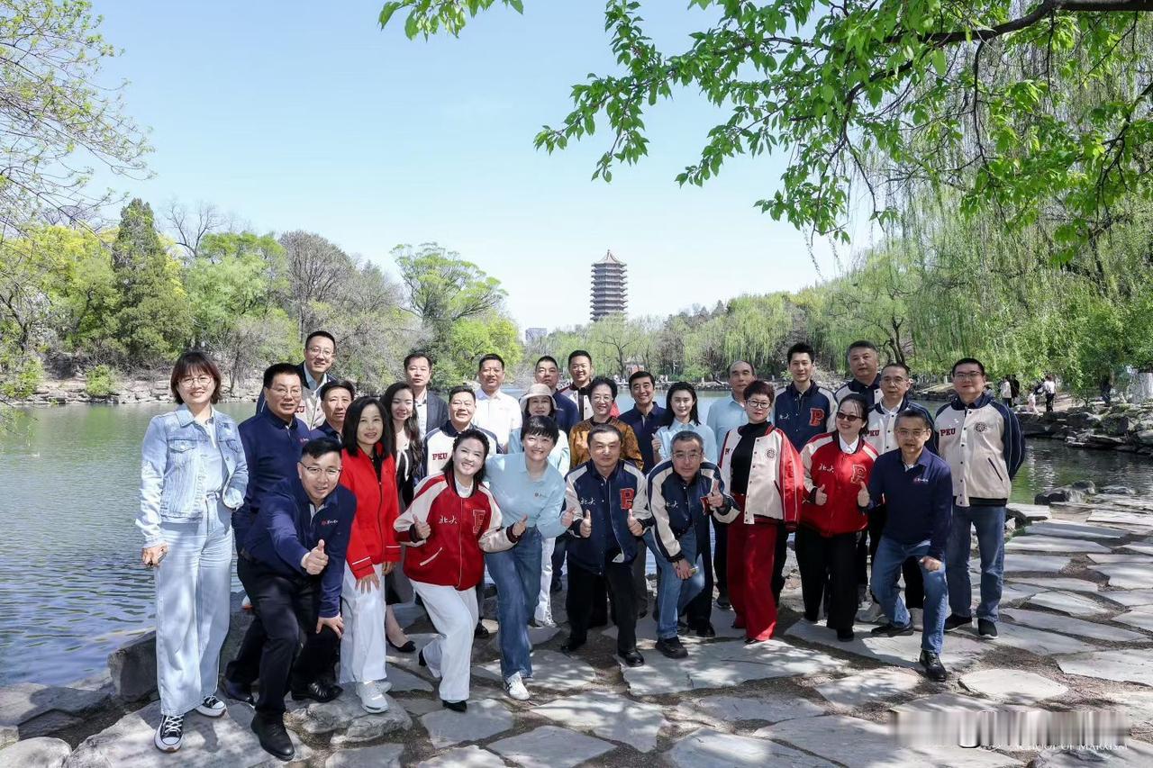 和小伙伴们一起在美丽的未名湖打卡，留下美好的回忆！🌸📸出去玩,穿什么好看拍照