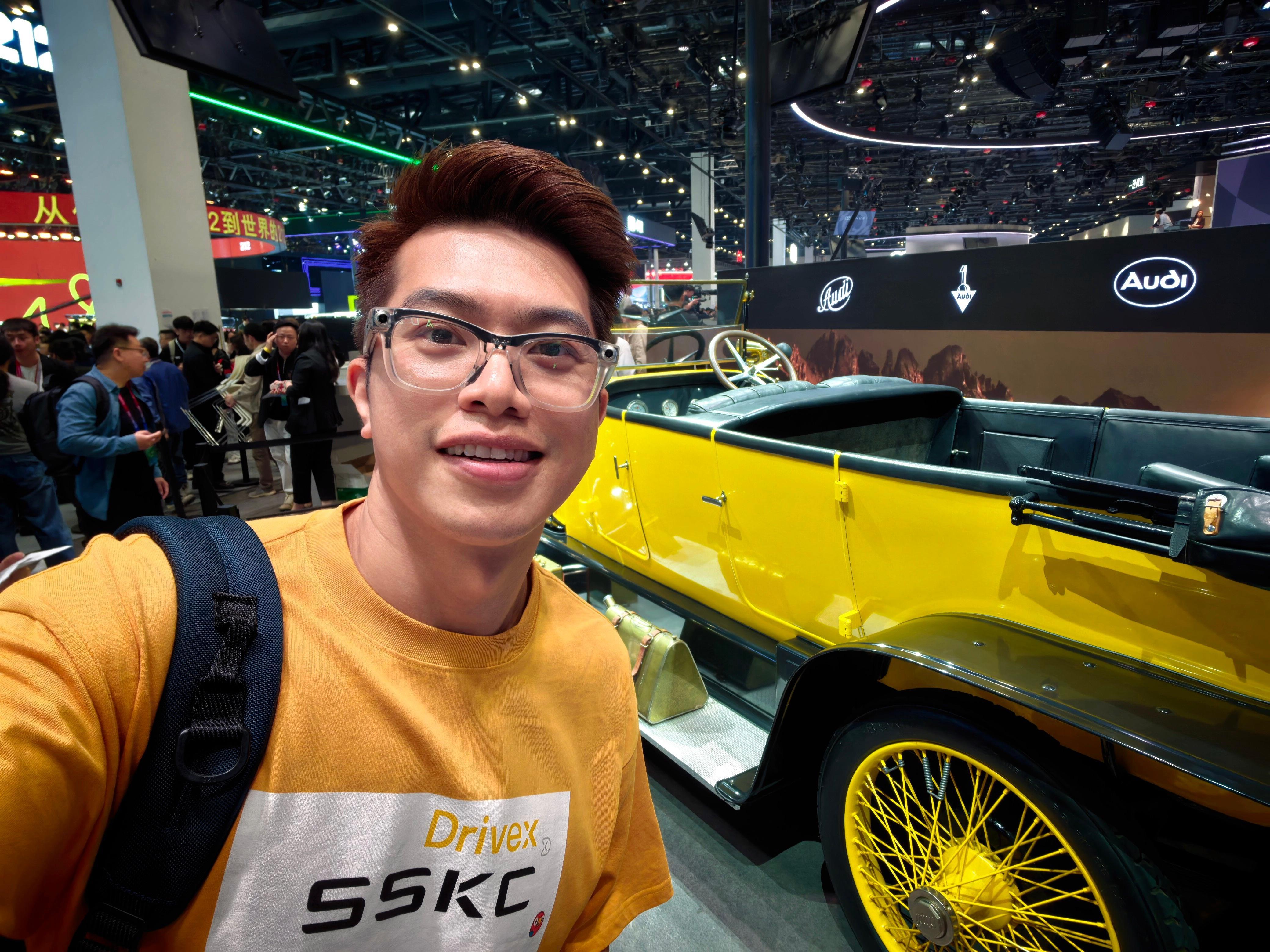 今天参加车展，团队在尝试一个新视频风格，想挑战到底怎么玩 AI。所以，拍了挺多车