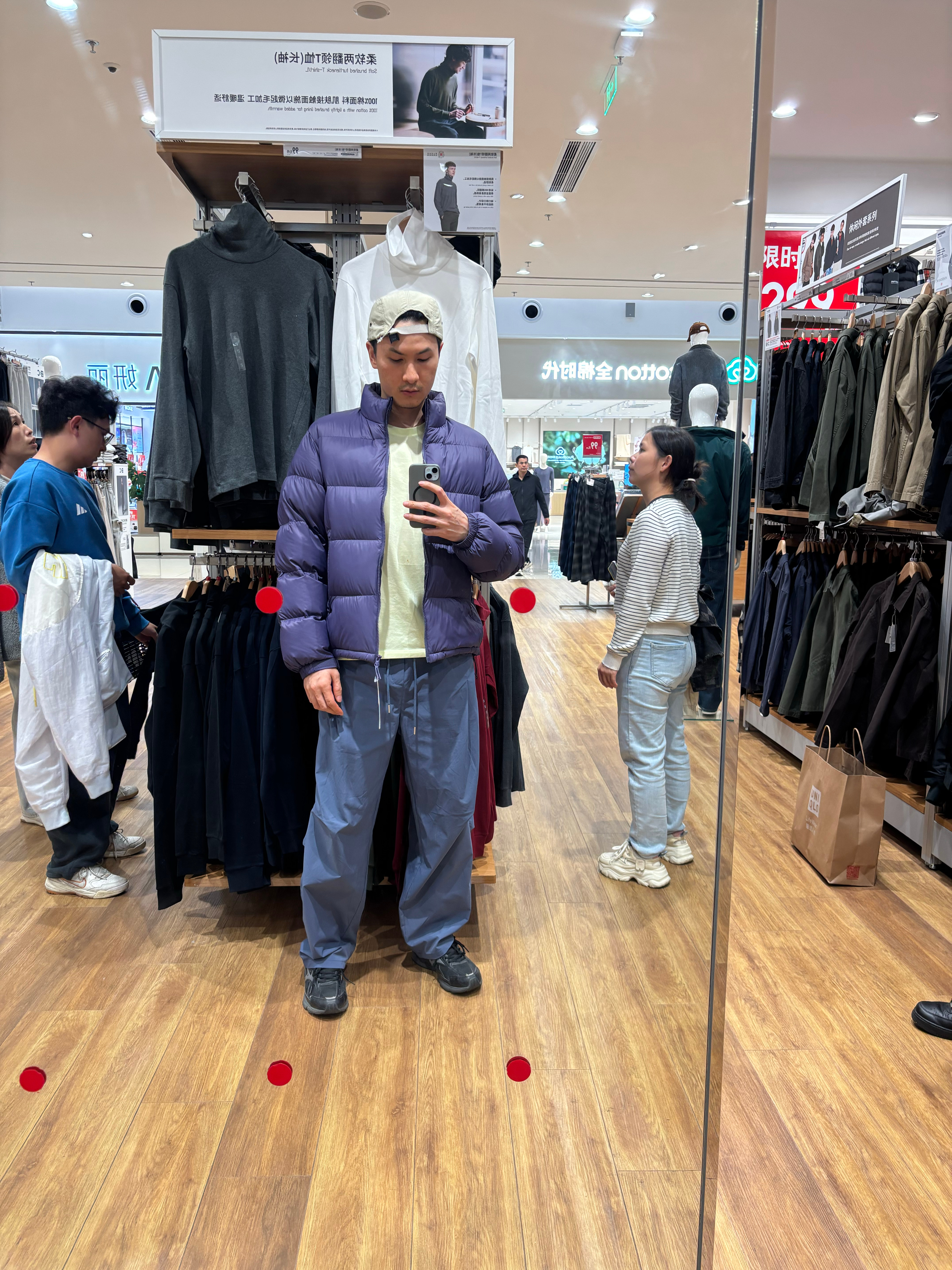 买了一条阔腿裤，一件短款拉链卫衣，一件飞行员夹克 ​​​