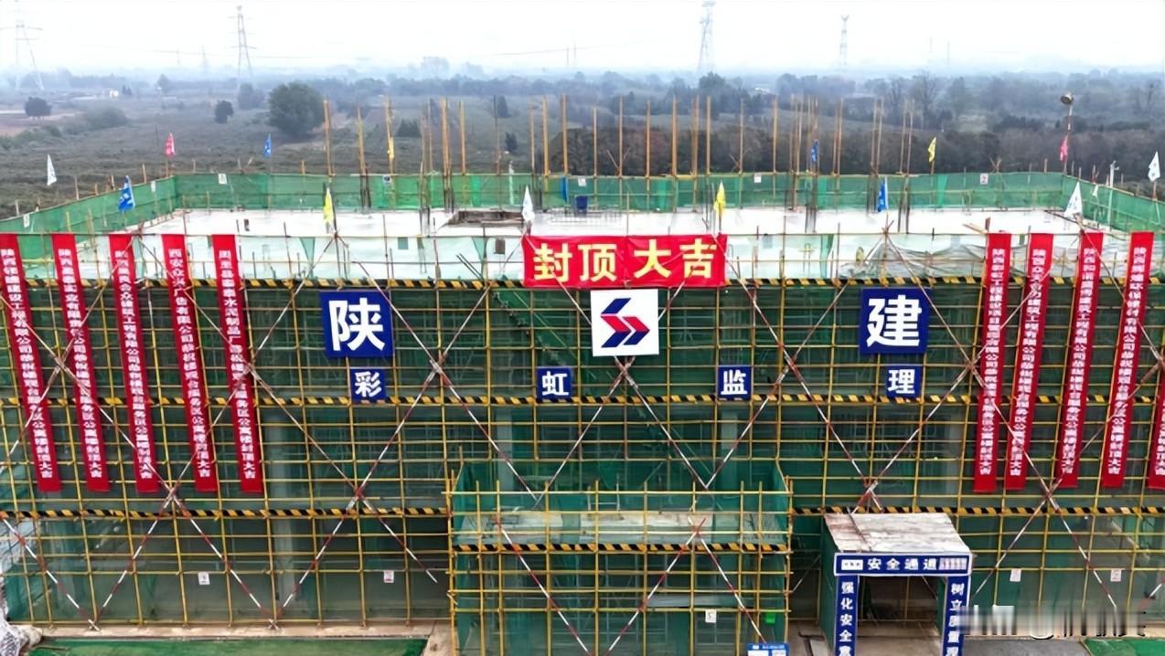 近日，鄠周眉高速公路房建项目HZM-F01合同段楼观台服务区北区公寓楼主体结构提