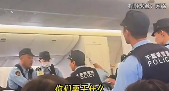 "你们要干什么！" 东京成田机场的机舱里，这个女人的哭喊还在回荡。

美联航UA