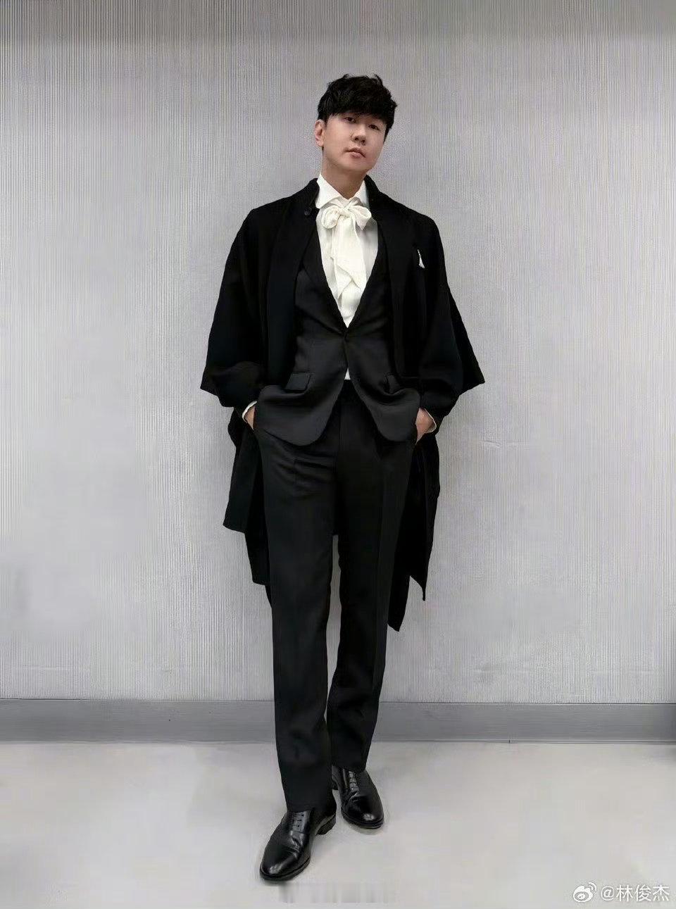 朴宝剑想要林俊杰签名朴宝剑是听林俊杰的歌长大的朴宝剑向林俊杰要签名一个是实力演员