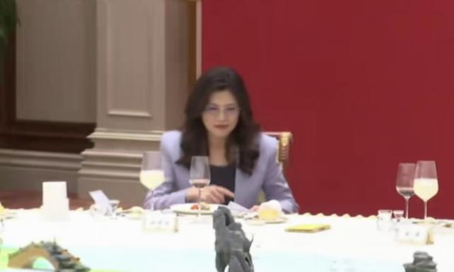 郑丽文在南京发表祝酒词，一向脱稿的她这次变了

4月7号当天晚上郑丽文在南京下榻