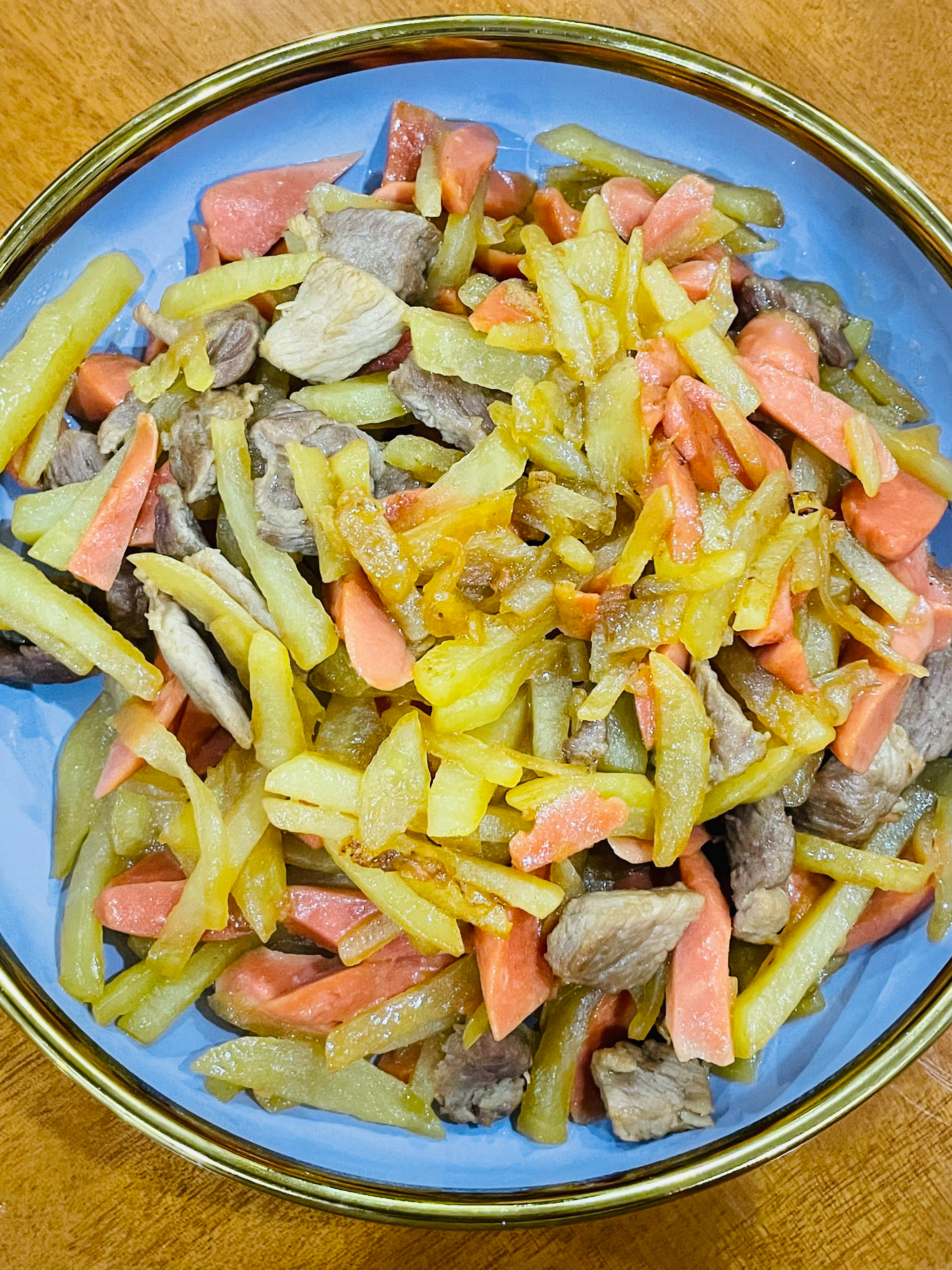 今天小渊不在家，我自己烧的菜，好久没烧了，西红柿给我烧糊掉了。 