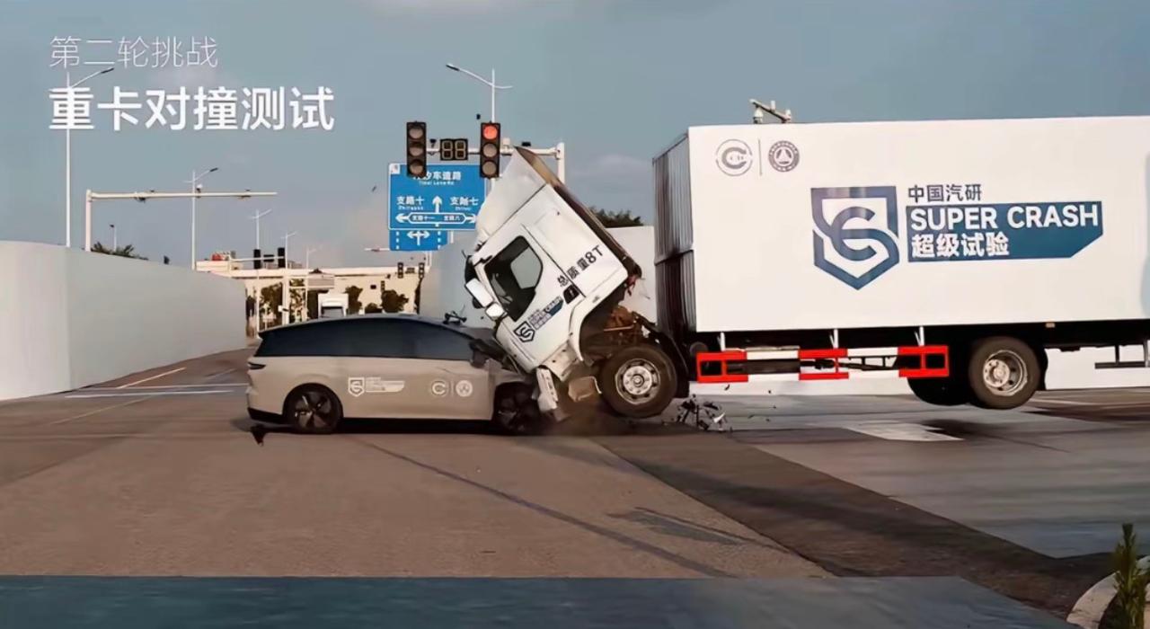昨日，在理想i8发布会上，出现了一位躺枪选手——乘龙卡车。

起因是理想汽车为了