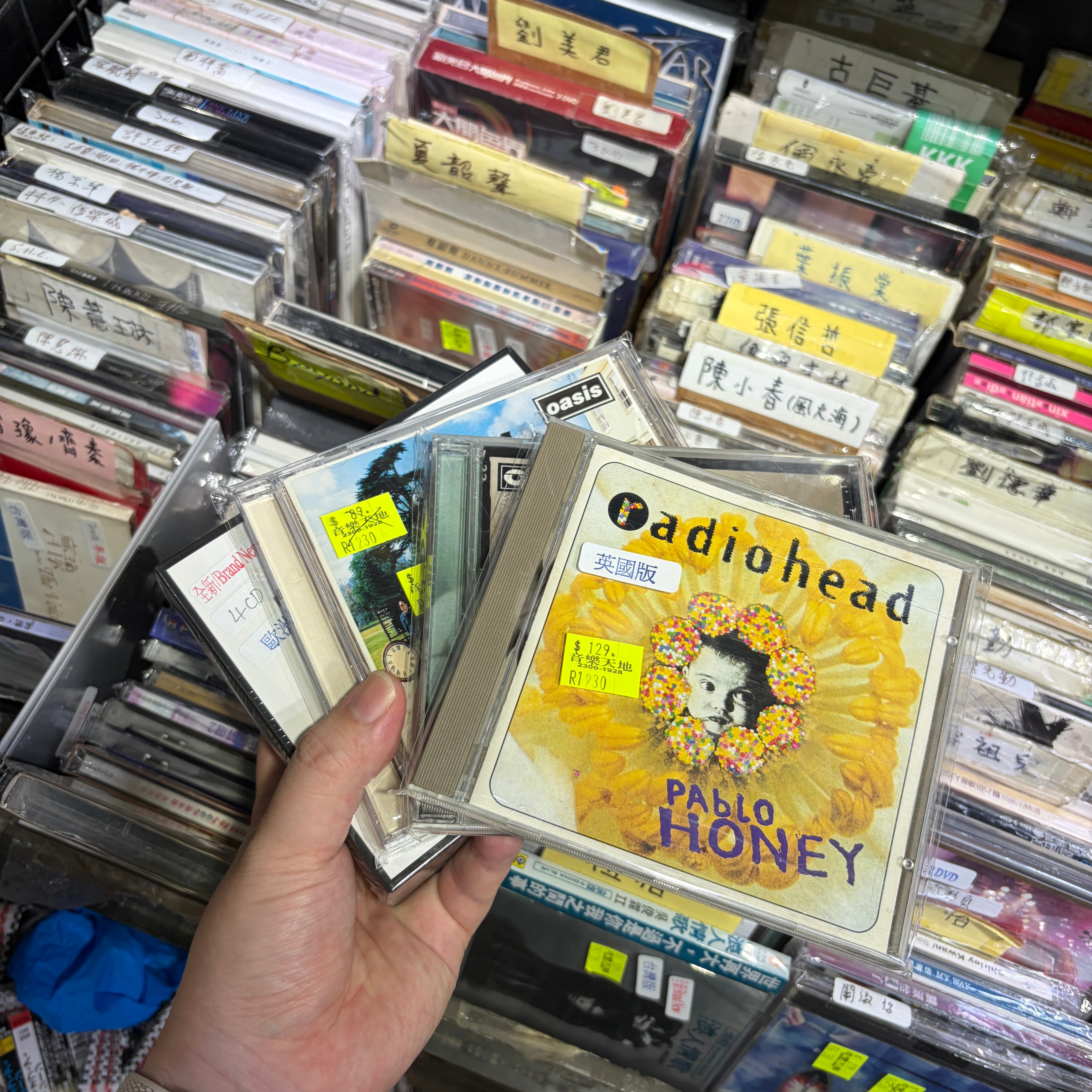 今天来香港看五月天演唱会很特别的是我今天去到的几乎所有的店都在播放五月天鞋服，餐