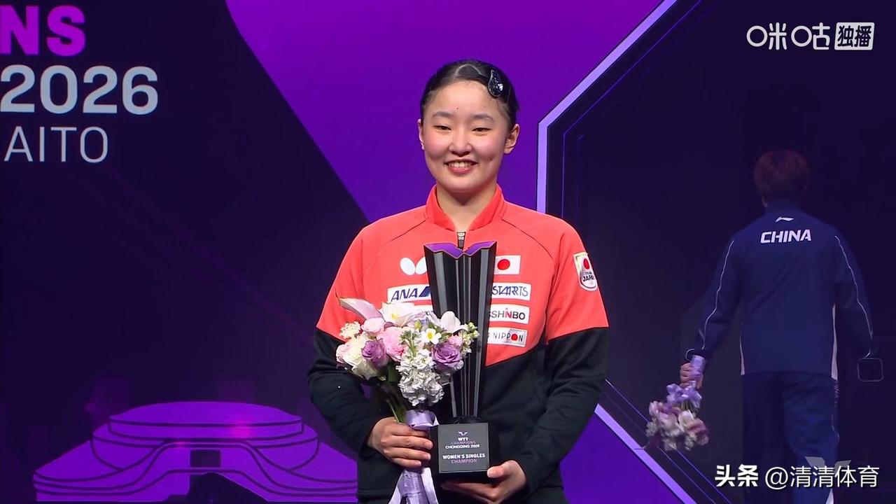 颁奖仪式上，张本美和笑容满面，藏也藏不住。两个酒窝都露出来了！估计她心里最感激的