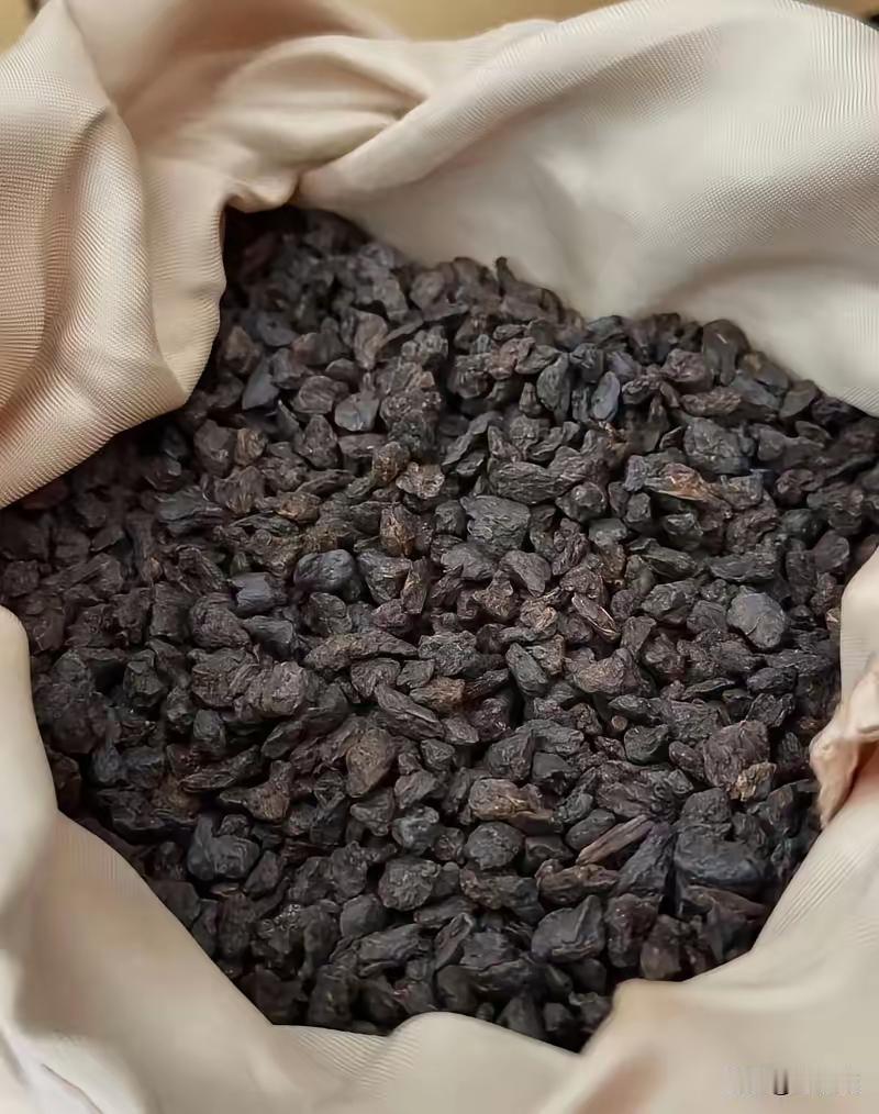 从图来看，应该是熟普碎银子，它属于普洱熟茶的特色品类，俗称"茶化石"，是由熟茶渥
