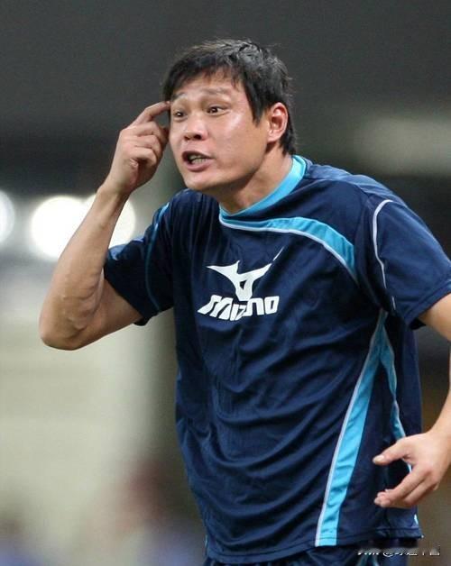 2002年，当中国队第一次也是唯一一次闯入世界杯时，仁科还在广州的城中村摆地摊，