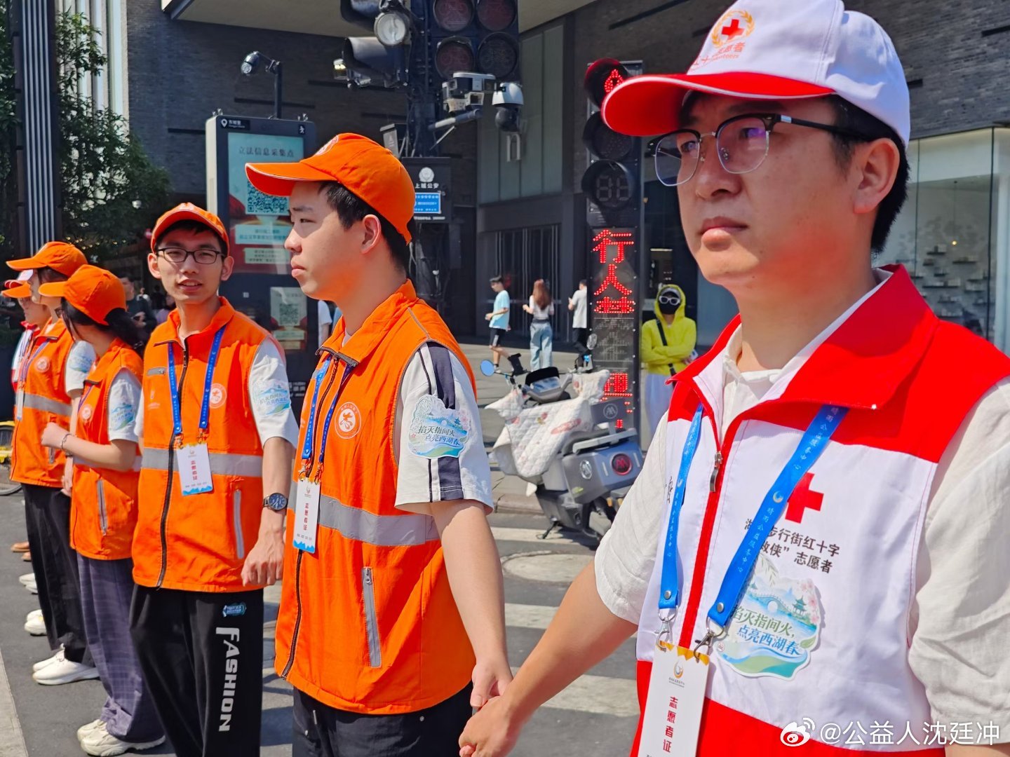 今日湖滨商圈路口，橙色身影再集结以文明劝导传递无烟理念，用“最美人墙”守护西湖春