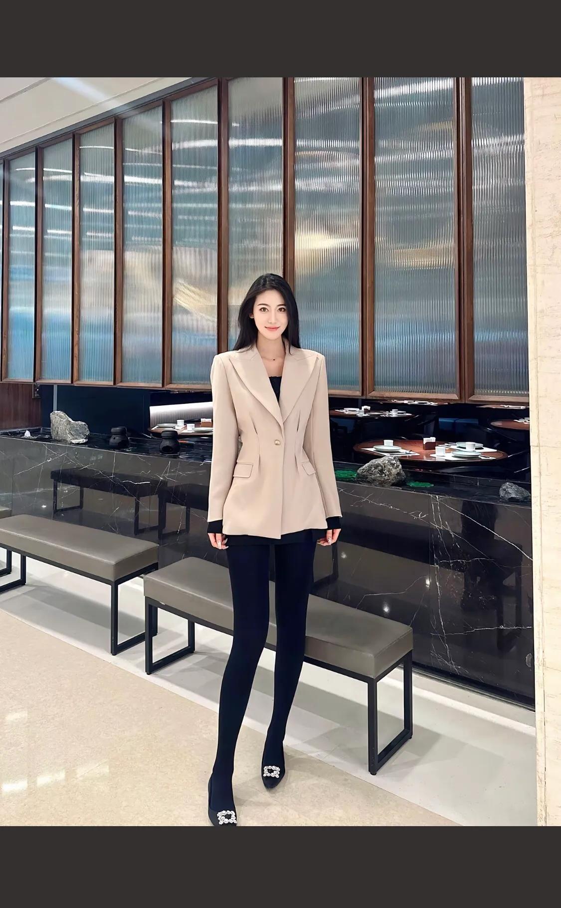 优雅红裙搭配白衬衫，时尚气质满分！