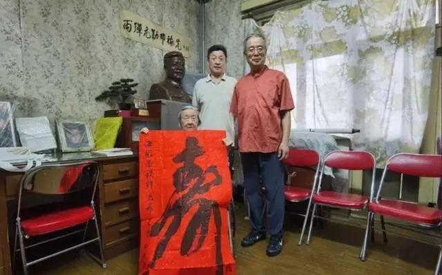 2023年8月，邓稼先的妻子许鹿希在一破旧的老房里度过95岁生日！此时没有鲜花，