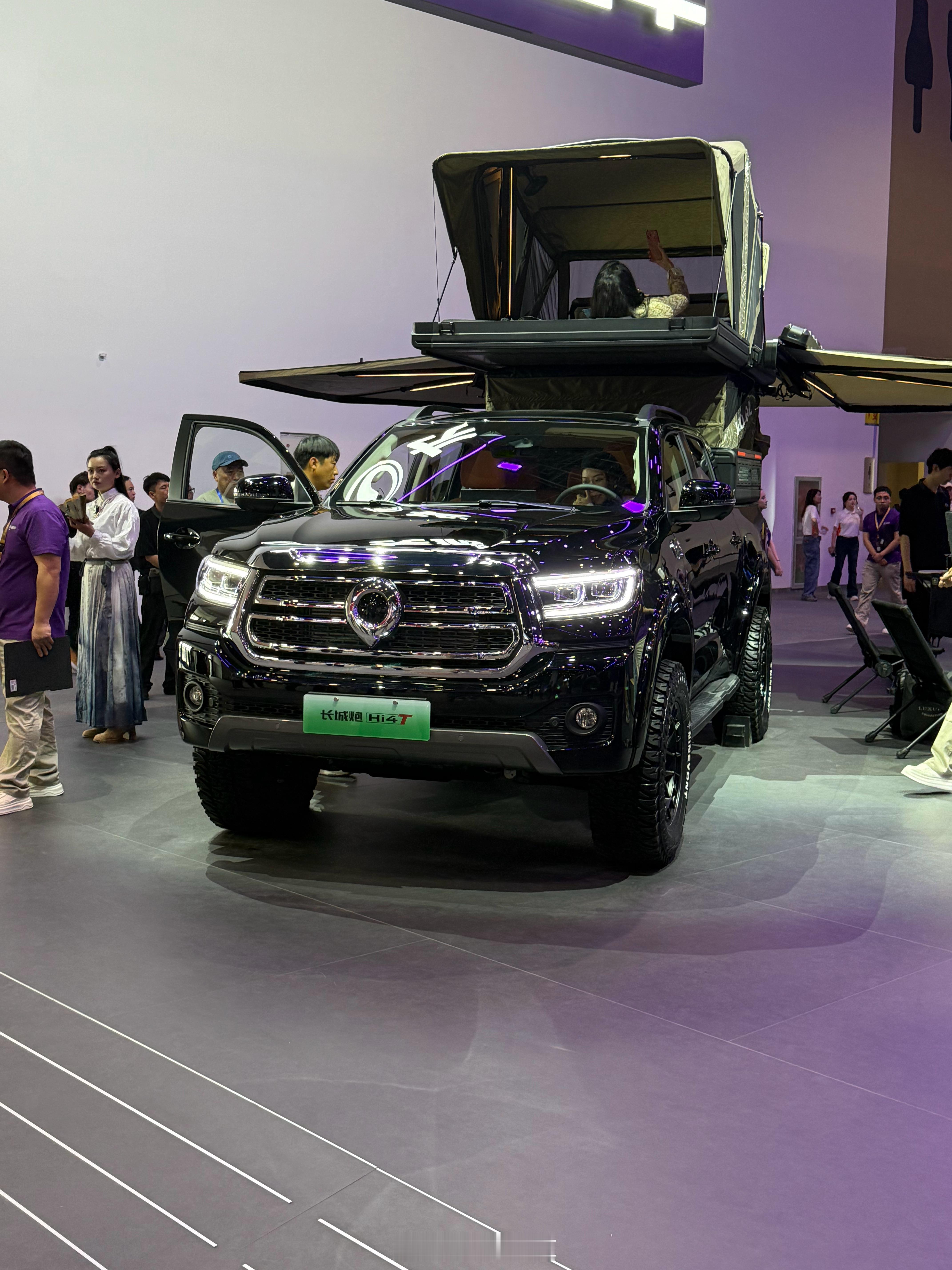 这次车展长城又带来了一款插电混动皮卡，长城炮 Hi4-T，预售价 14.98 -