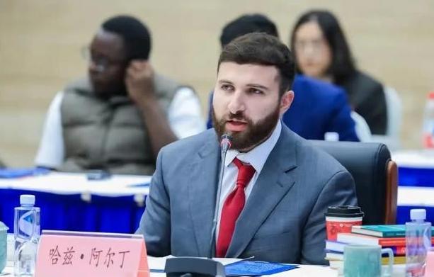 美国共产党执行主席哈兹·阿尔丁首次访华，实地考察中国后，狂赞中国：“中华人民共和