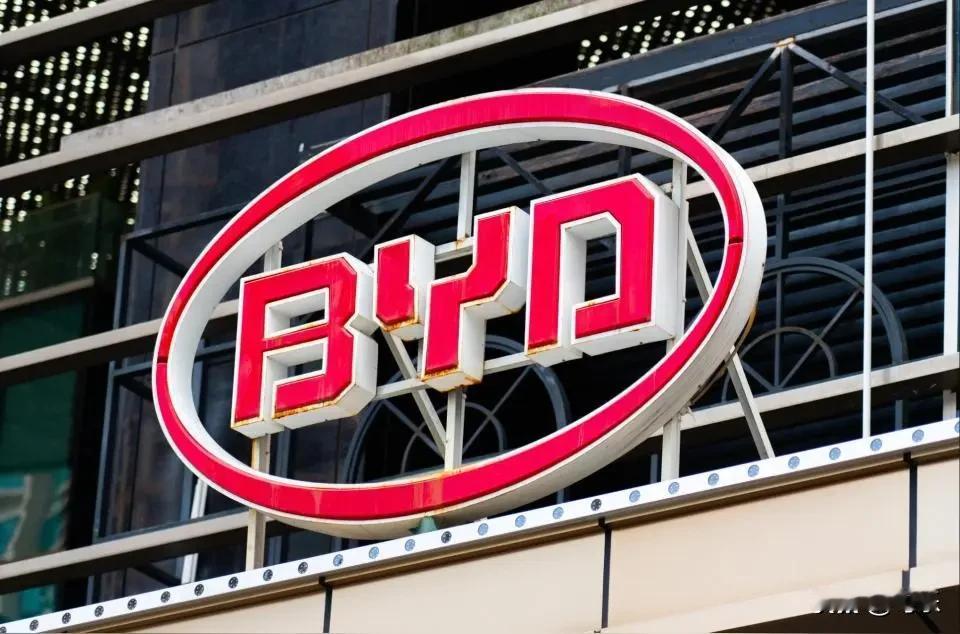 不得不感谢比亚迪。
当年，你率先提出只做电车，虽然车也算不上好，但的确把合资油车