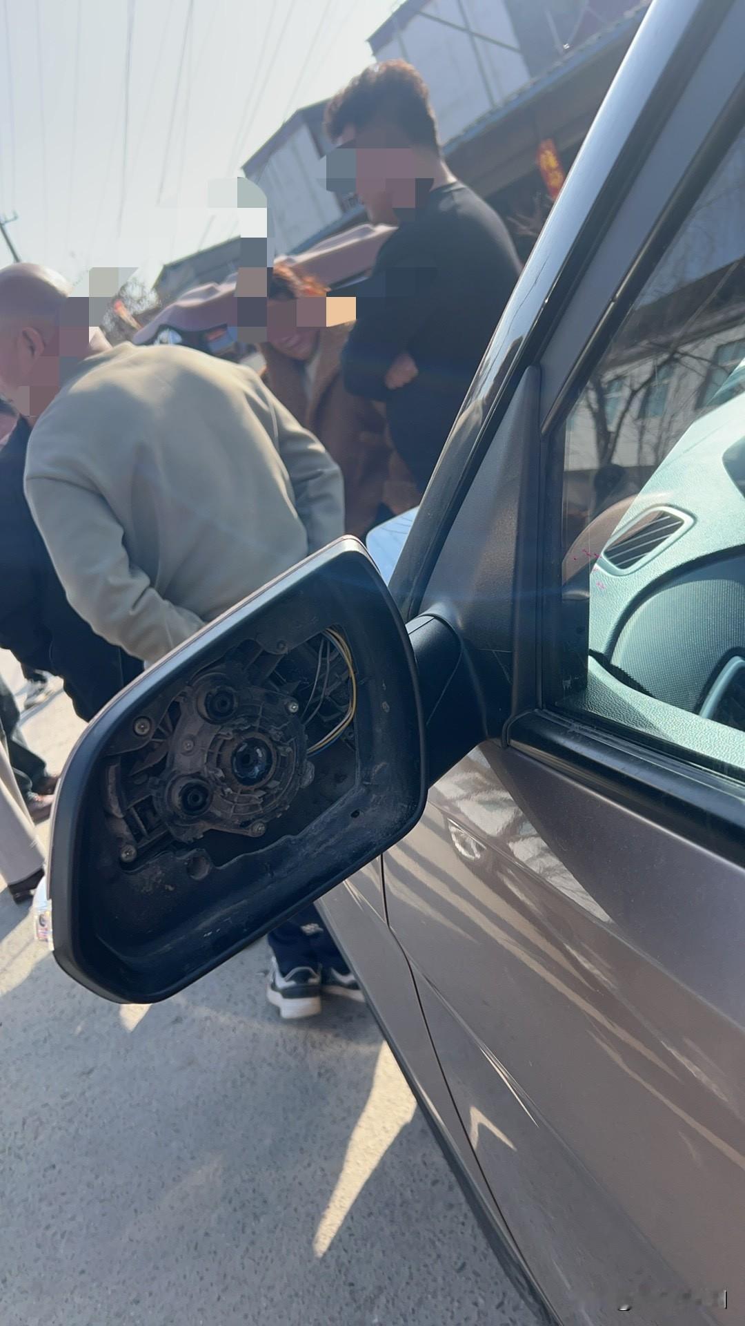 大过年的真的无语了，我嫂子骑三轮出去，不小心把人家左后视镜蹭碎了，车主非要求赔偿