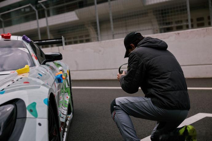 85号赛车手的车内随拍王一博素颜车内照 王一博素颜车内照，85号赛车手的车内随拍