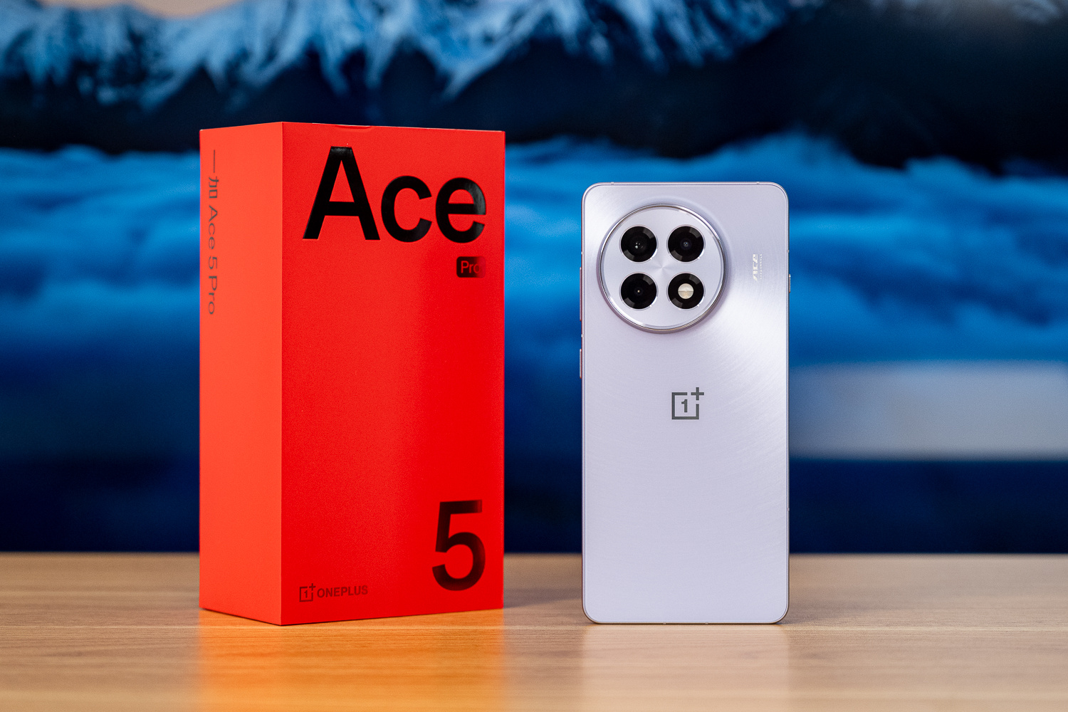 一加发布会  一加Ace 5 Pro开箱上手：全新的直屏设计，背面圆形Deco设