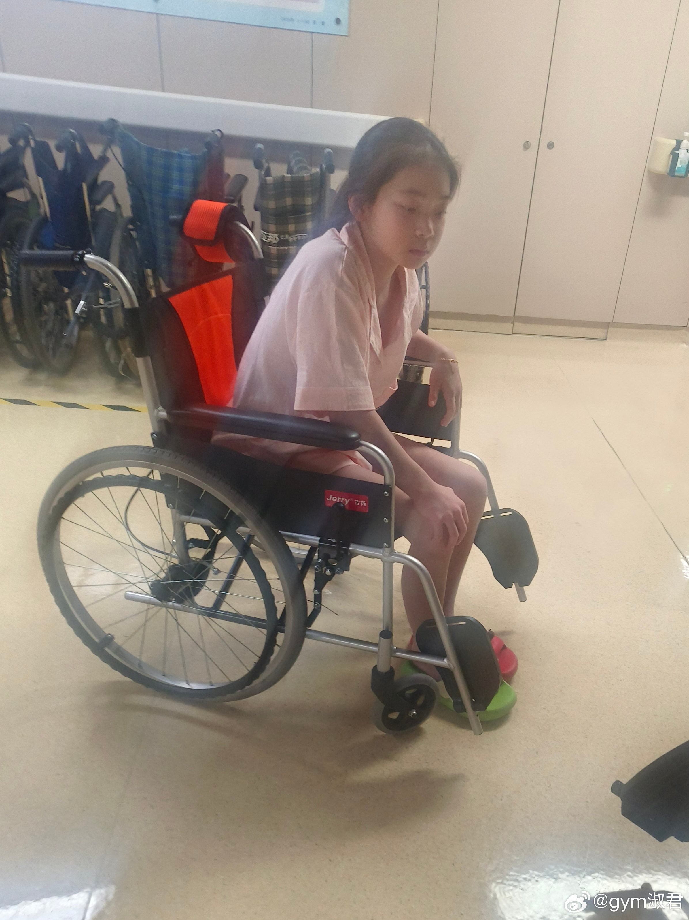 傅佳丽 佳丽已经可以坐着轮椅和病友聊天了大家元宵节快乐