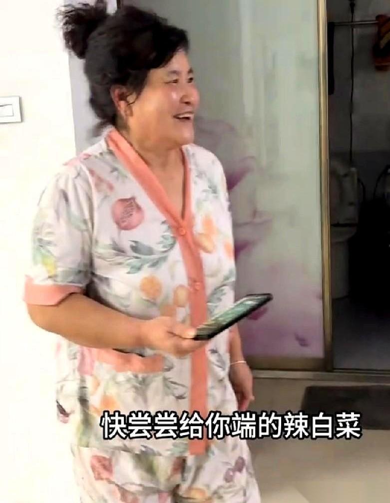 车灯划破黑夜，一大盆新做的辣白菜，就这么连夜送到了大娘家。
门一开，弟弟两口子拎