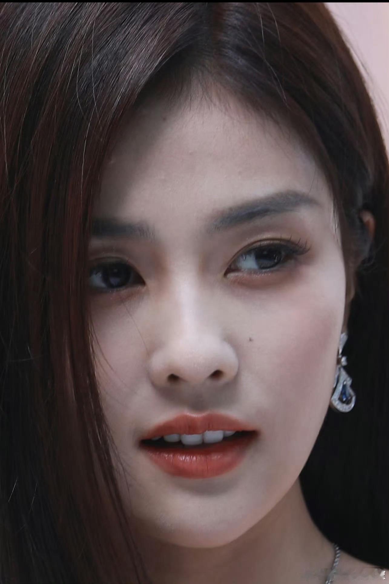 我其实挺喜欢白鹿的长相的，在我的审美里她只要打扮的像女孩一样就很好看，不知道你们