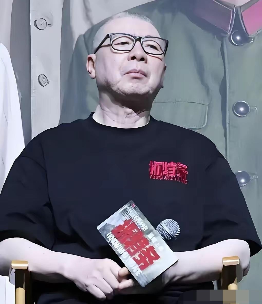 他有一张傲慢的面相，也就是有钱还是演艺圈的人物，如果是生活在农村，肯定估计哪个词