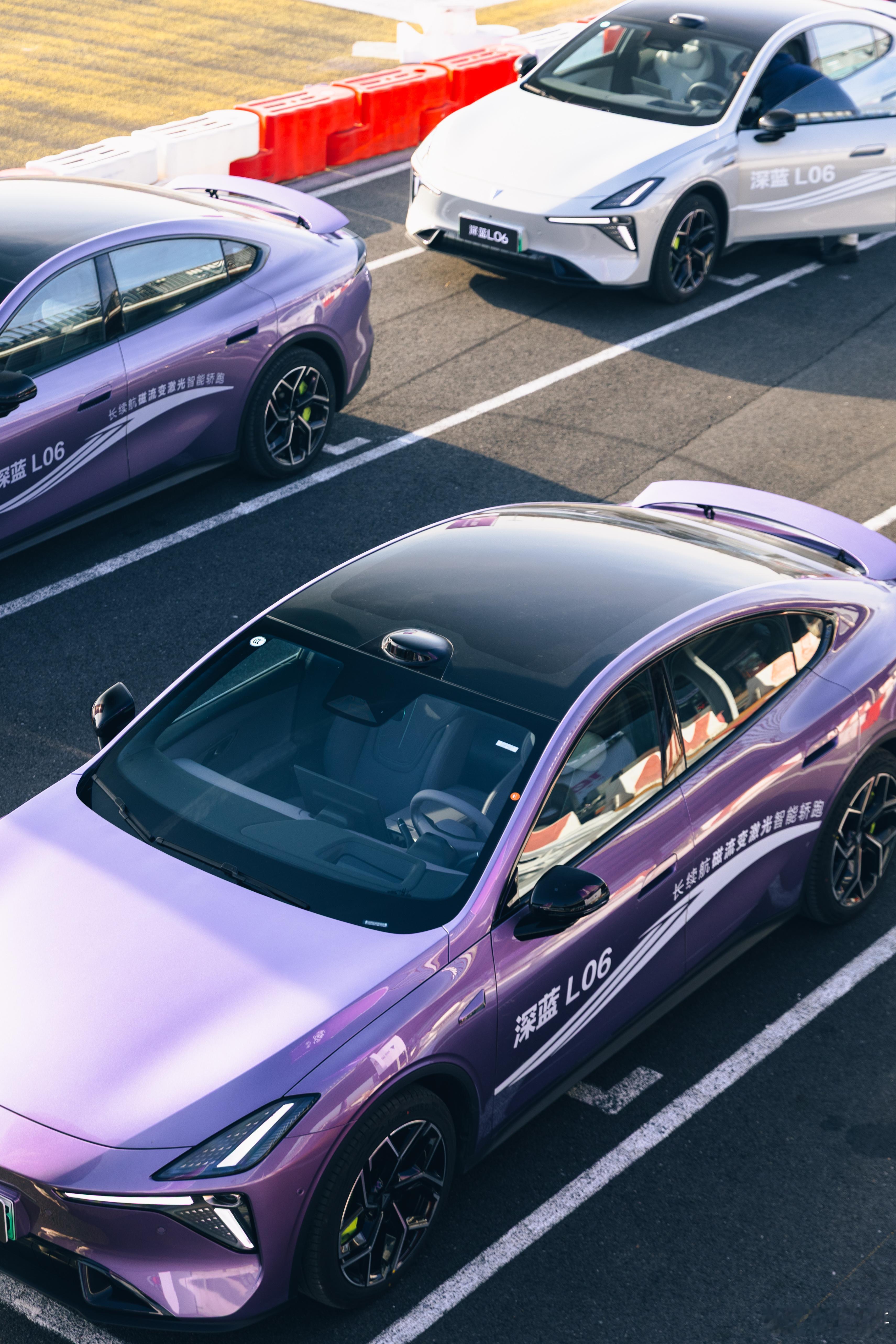 今天在天津赛道体验深蓝L06 还记得我们之前改的地效深蓝SL03么这台06感觉更
