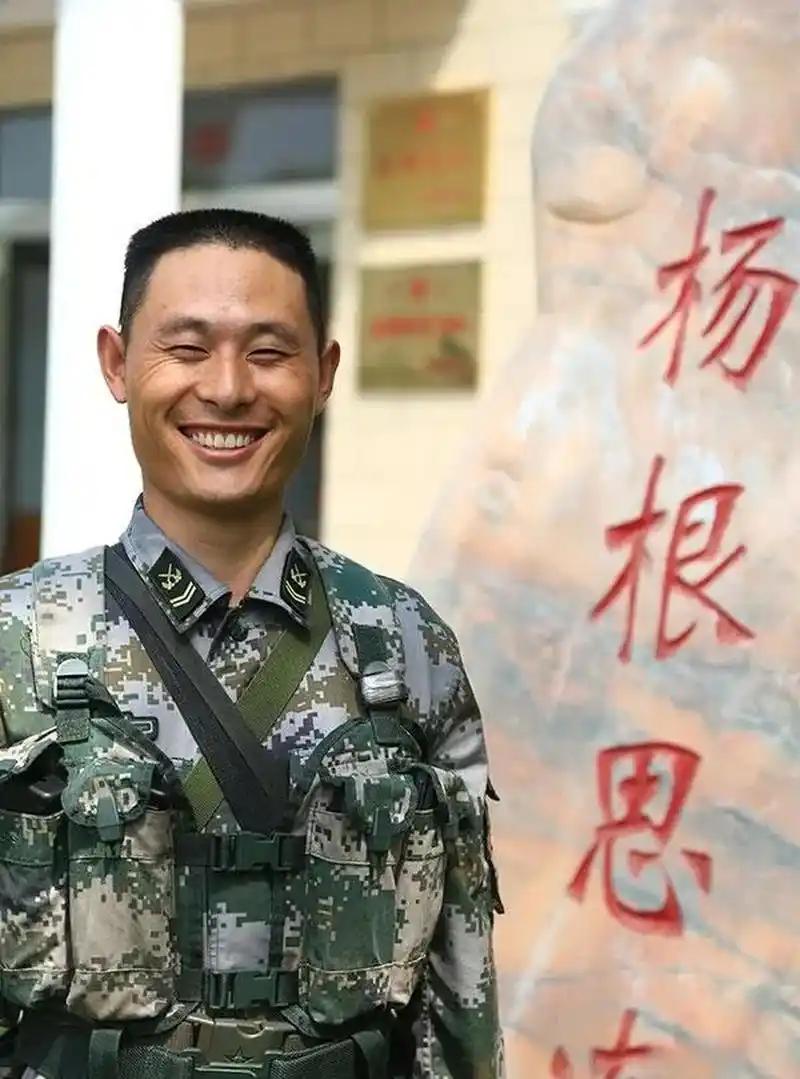 当年在综艺里耐心教刘昊然用铁锹煎鸡蛋的温柔班长，几年后赫然出现在维和烈士名单之中