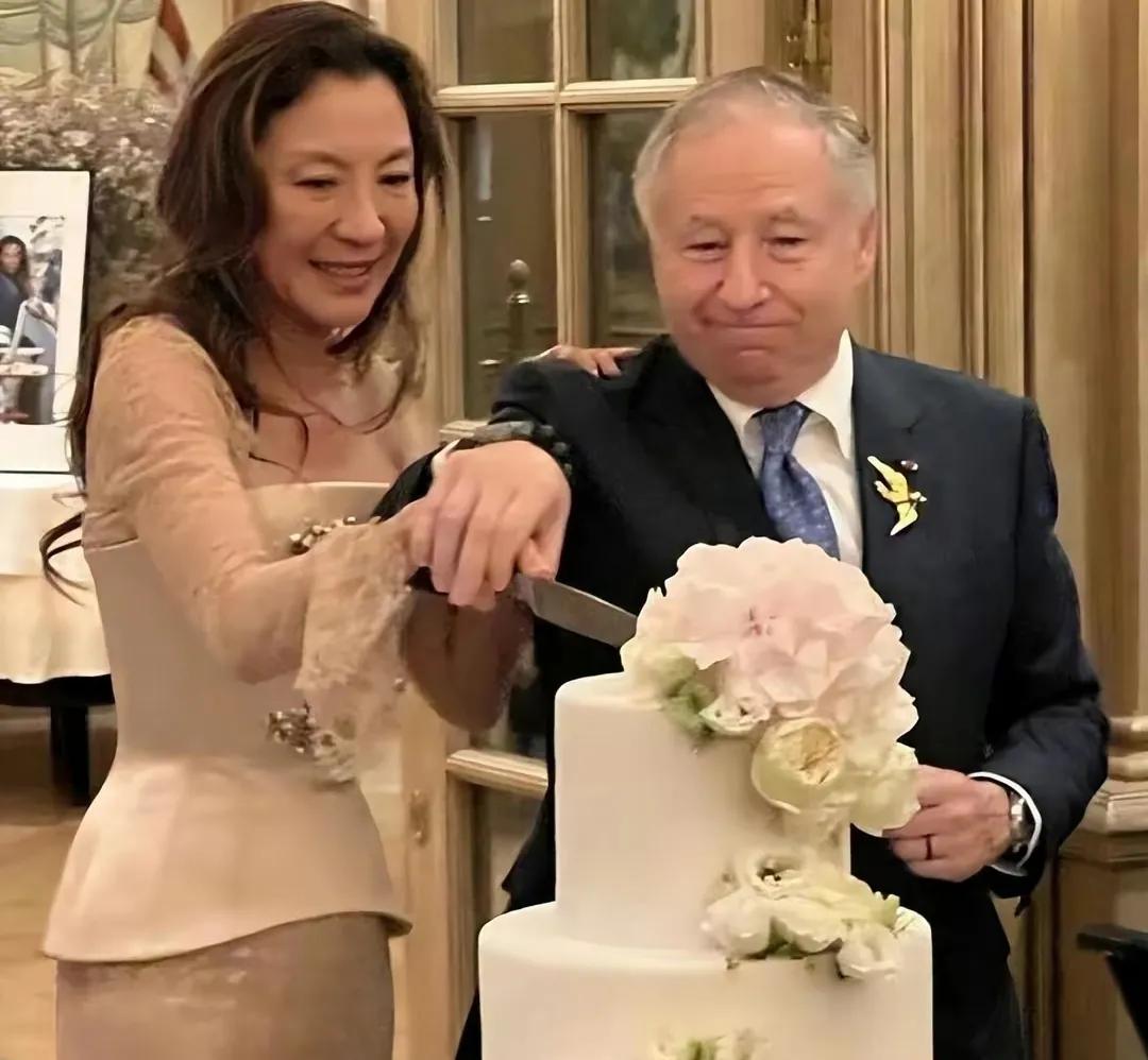 杨紫琼和老公一起切蛋糕
呵呵，杨紫琼老公的表情也太搞笑了吧
从这张图片能够看出

