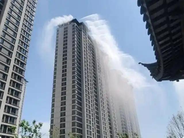 砸千万给业主造清凉！运城小区楼顶装降温喷淋，免费乘凉还能偶遇彩虹

属实太让人眼
