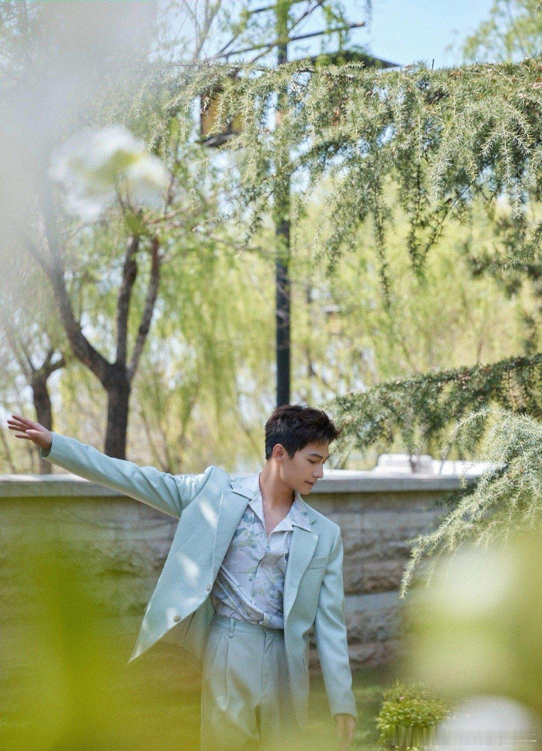 杨洋给我们的感觉就是清秀的像神明一样的男子#杨洋[超话]# ​​​