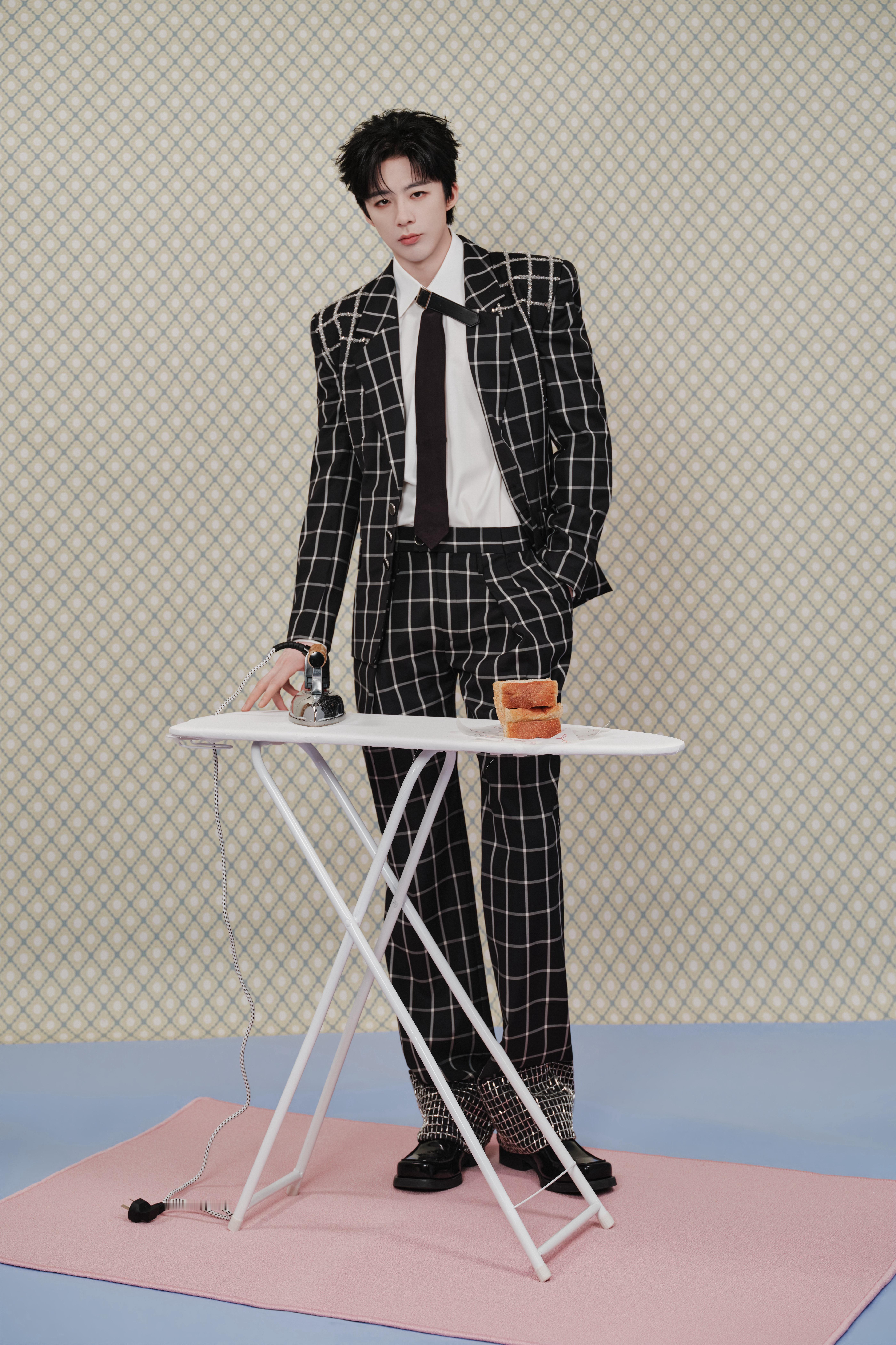 刘宇宁今日出席湖南卫视小年夜春晚舞台造型图集，身着SHAO 2026春夏系列格纹