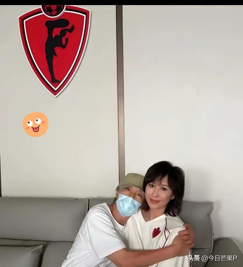 62岁的周星驰，发了张自拍。
配文是：“继续努力”。
高清镜头下，白发根根分明，