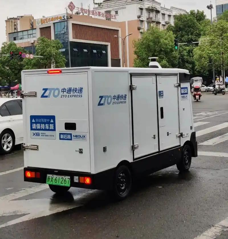 无人驾驶物流车，都到家门口了，有震惊也有恐慌。

今天在小区附近大马路上，亲眼见