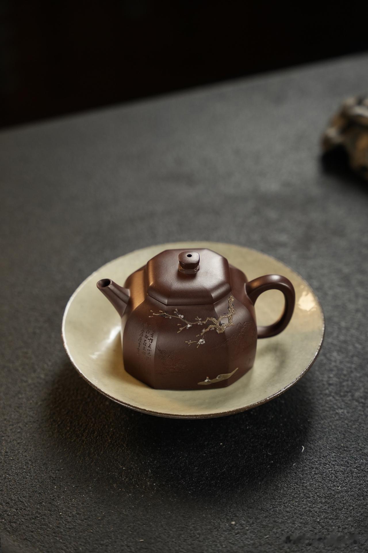 沏茶淋壶
如果你打算一把壶只泡一种茶，不妨再加上一道程序，在壶内装上10-20克
