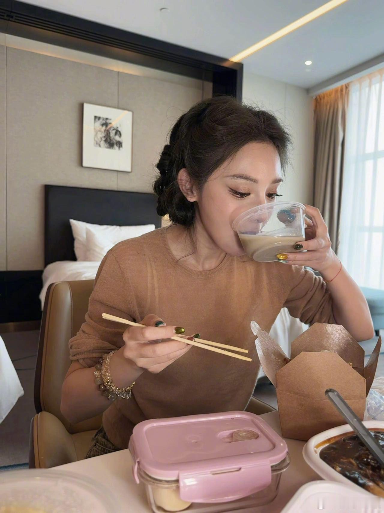 彭小苒走红毯前喝豆汁 彭小苒北影节红毯前状态超松弛，喝豆汁配焦圈儿，一口老北京味