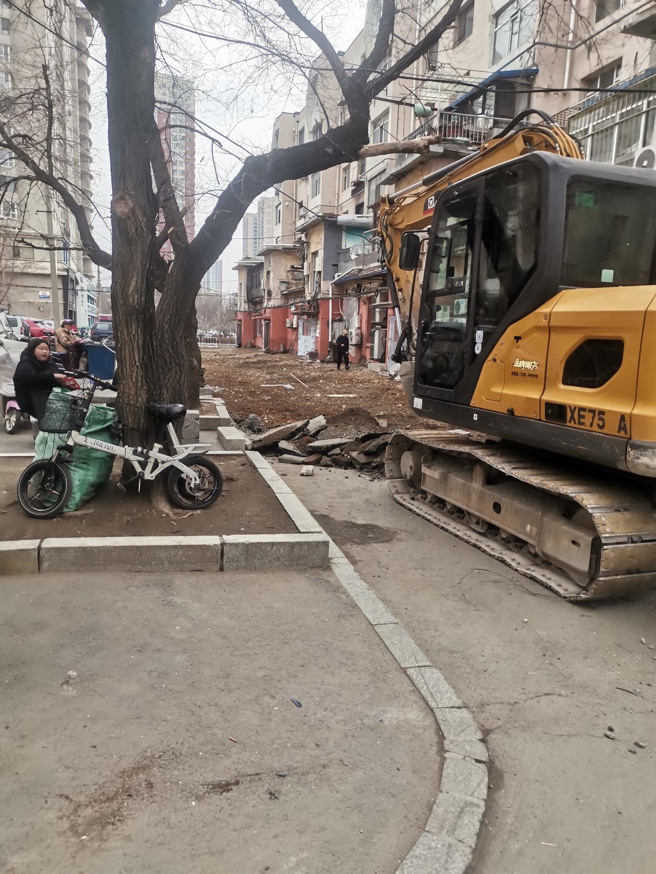 吉林市临江西区启动了老旧小区改造工程，真心期待它能早日竣工，这小区实在是太破败了